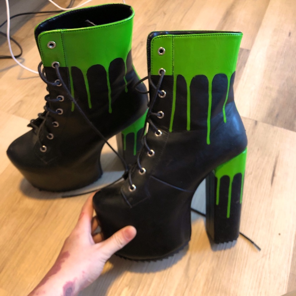 6 inches Dolls Kill black and neon green platform boots - Picture 1 of 4